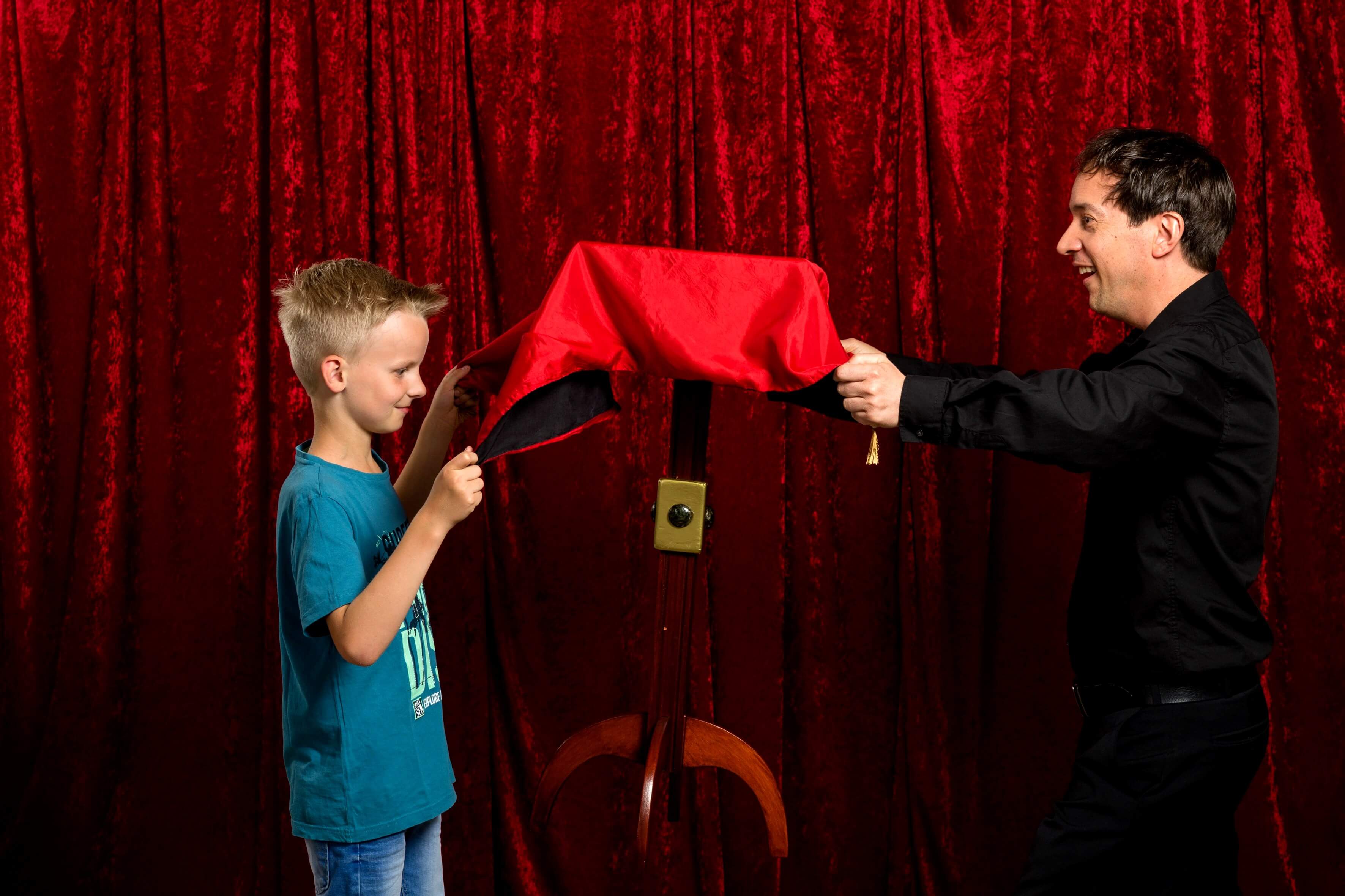 Kindershow mit fliegendem Tisch in Düren